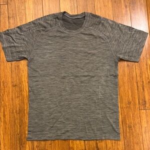 Lululemon Size M Men's Gray T-Shirt, Excellent condition